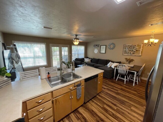 Building Photo - 404 Sandy Oak Dr