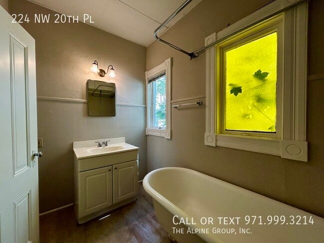 Building Photo - 224 NW 20th Pl