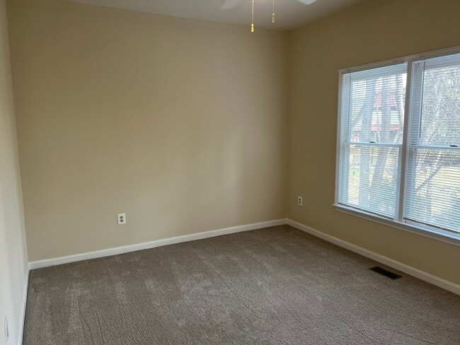 Building Photo - Spacious and Gracious, Close to EVERYTHING!