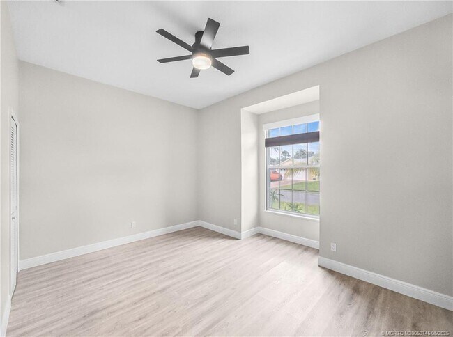 Building Photo - 701 SE Michaels Ct