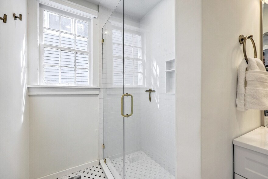 Building Photo - 38 Bogard St