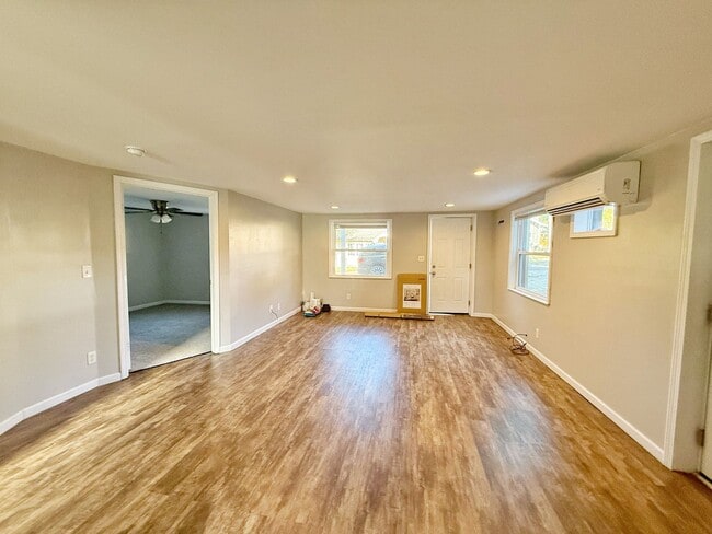 Building Photo - 2/1 Downtown Marianna Apartment