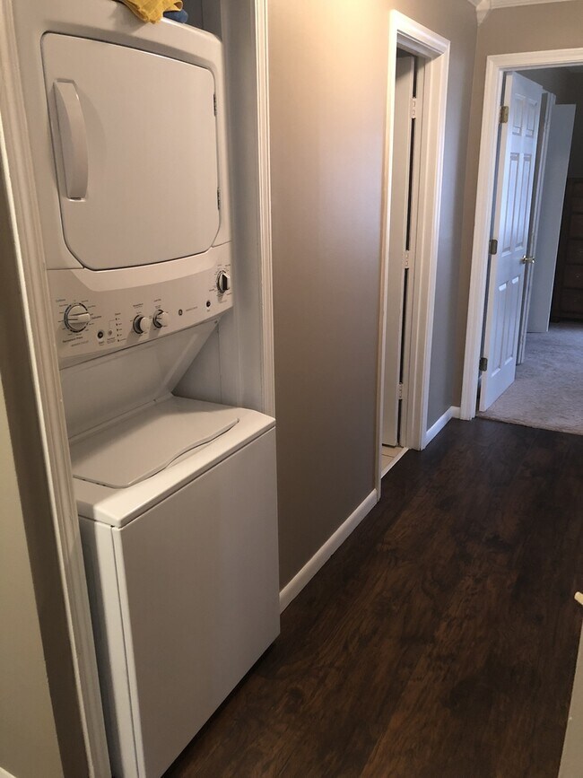 Building Photo - WEST SIDE CONDO!