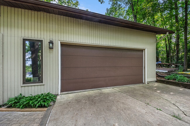 Building Photo - 423 Tamarack Dr