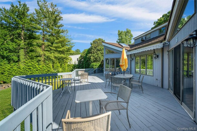 Building Photo - 2 Meadowwood Ln