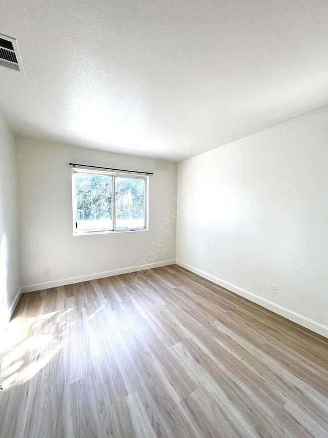 Building Photo - Beautifual Home