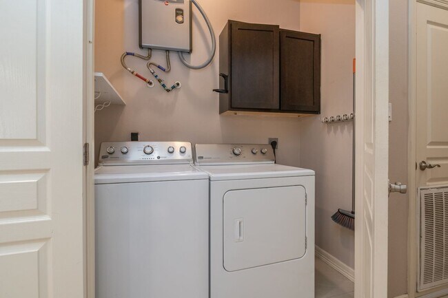 Building Photo - 2705 Mimosa St