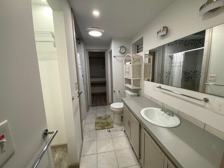 Master bathroom. - 3716 Claudine St
