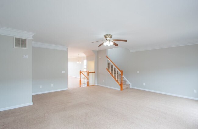 Building Photo - Great Views Overlooking the Golf Course - Large 3 Bedroom End unit TownHouse