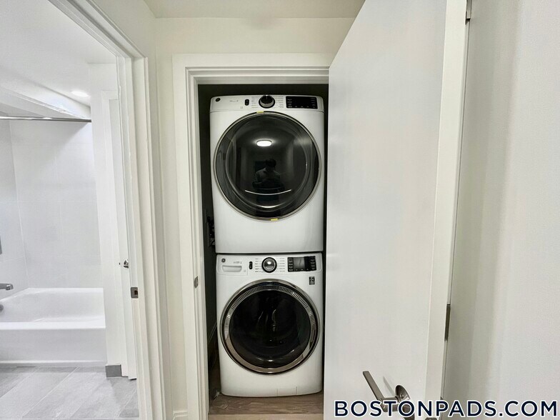 Primary Photo - 1079 Commonwealth Ave