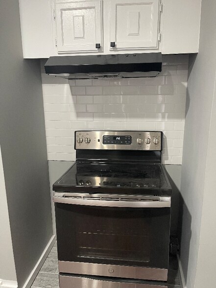 Building Photo - 595 William St