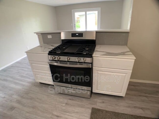 Building Photo - 6812 S Land Ave