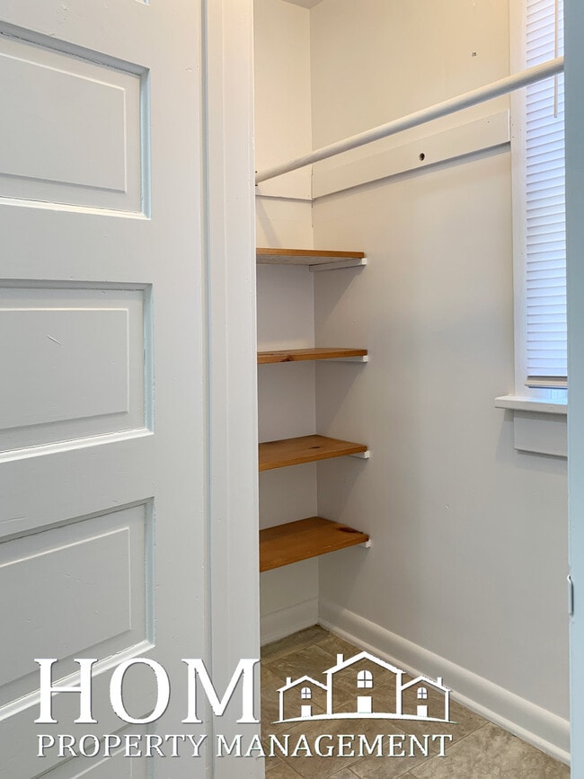 Building Photo - 330 Center St