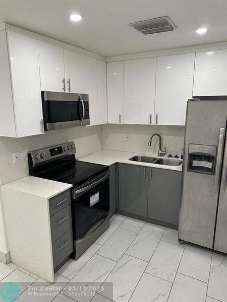 Building Photo - 4655 SW 33rd Ave