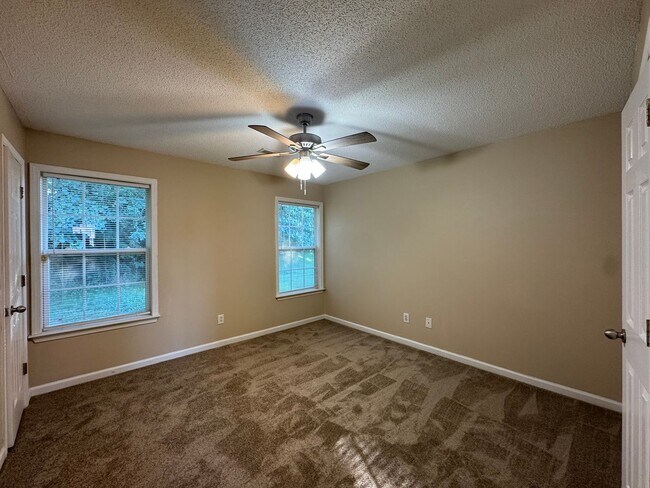 Building Photo - Cozy Single Family Home!!