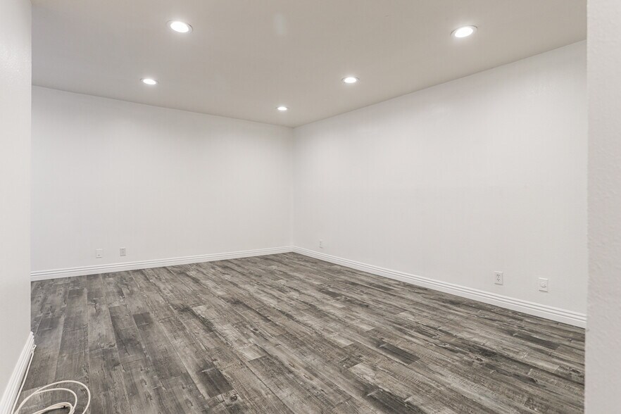 Building Photo - 222 N Rose St