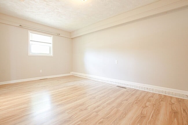 Building Photo - 219 Hallbrook Dr