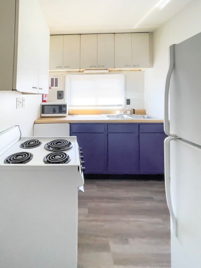 Building Photo - PRELEASING for AUGUST! Close to Campus