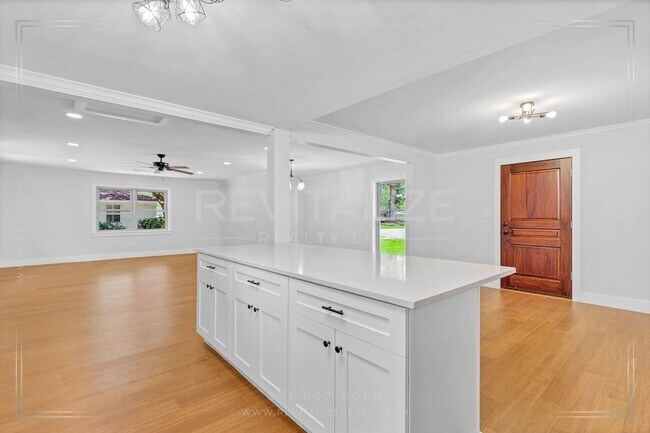 Building Photo - Newly Renovated 3 Bed / 2.5 Bath with Doub...