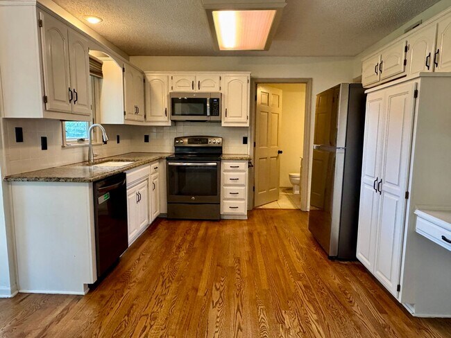 Building Photo - {12009} Available Immediately + Finished Lower Level + Olathe Schools