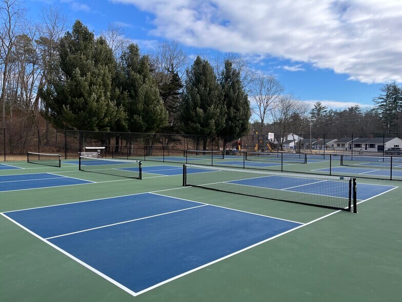 Pickle Ball courts 3 minutes away - 16 Caesar Dr