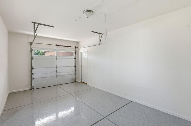 Building Photo - 3565 E Vaughn Ct