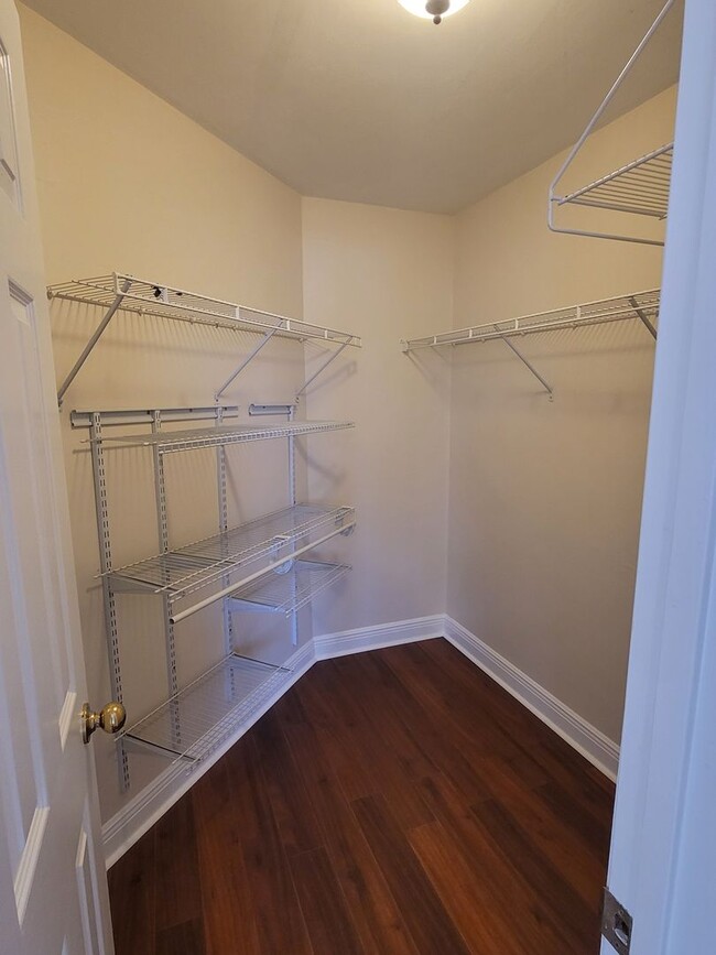 Building Photo - MODERN 3/2 w/ Garage, Spa Tub, Wood Floors...