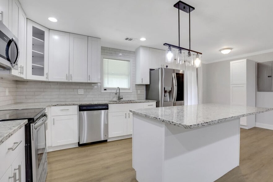 Building Photo - 3436 Pinehill Dr