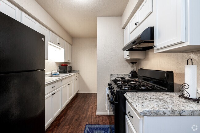 2BR, 1BA - 740SF - Kitchen - Bryant Manor