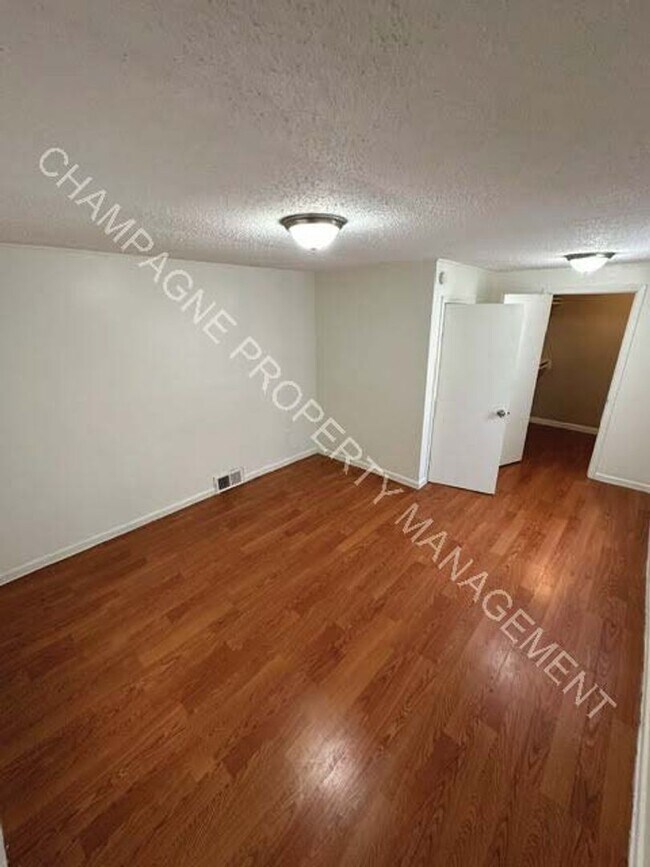 Building Photo - Home in Ruskin Heights