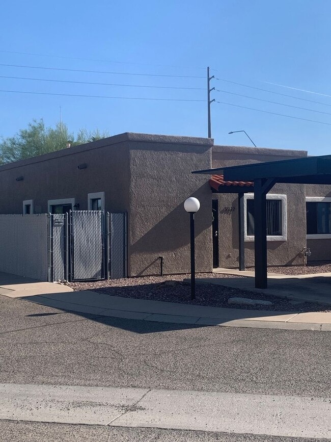 Building Photo - 9112 E Esperanza Dr