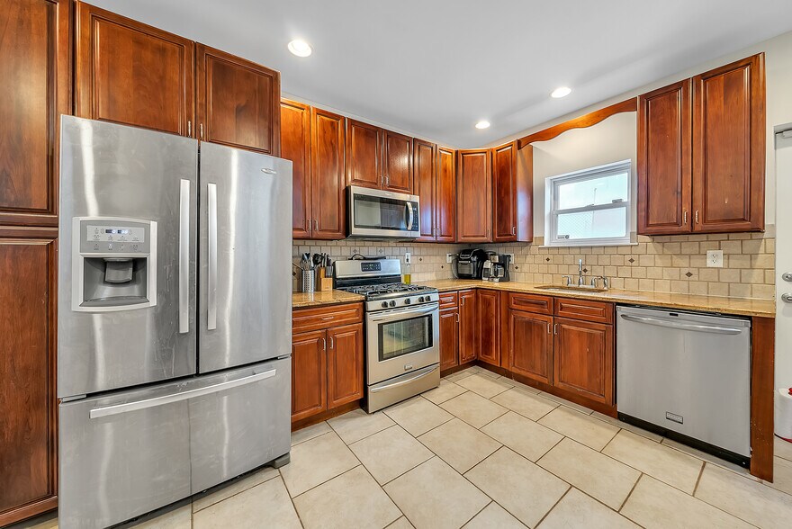 Building Photo - 1327 S 9th St