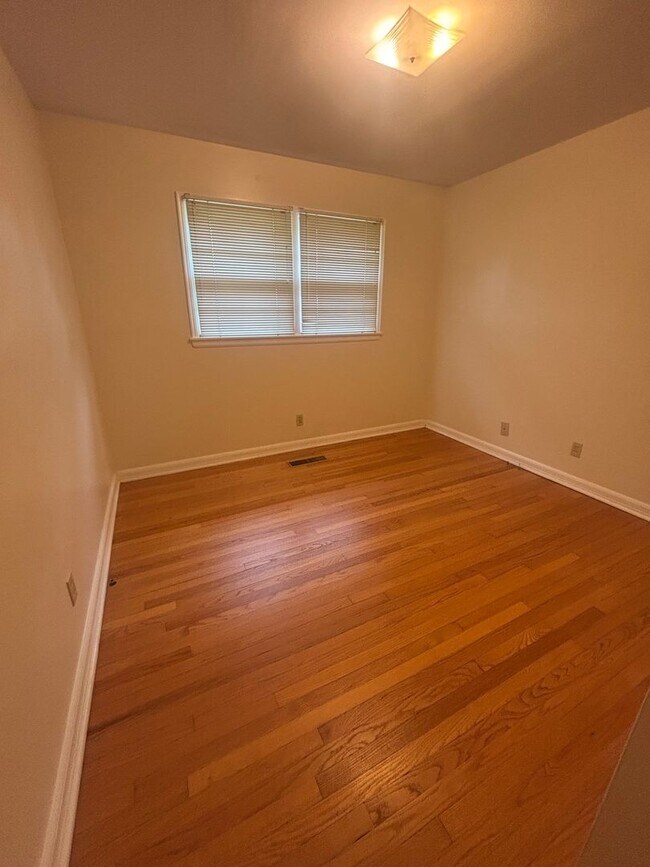 Building Photo - 1805 Stevens Dr NE