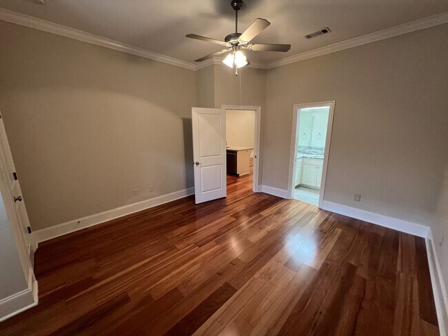 Building Photo - Trendy, 2 bedroom, 2 bathroom townhouse lo...