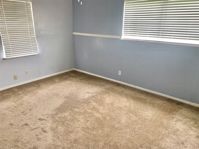 Building Photo - 306 Cres View St