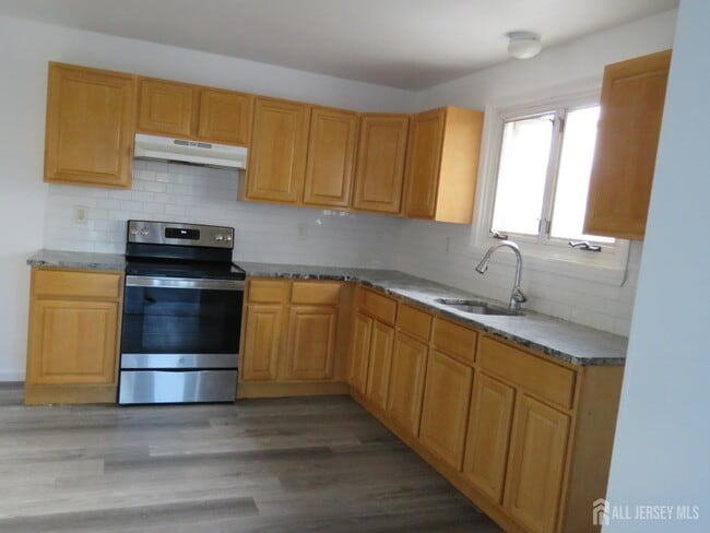 Building Photo - 475 Brace Ave