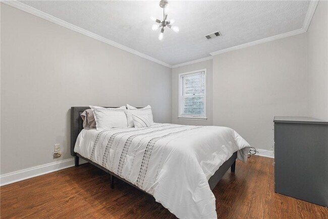 Building Photo - 13 Normandy Ct