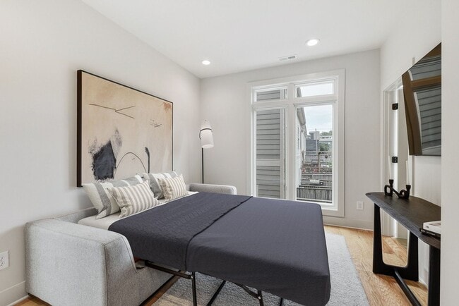 Building Photo - Stunning End Unit Townhome in Salemtown