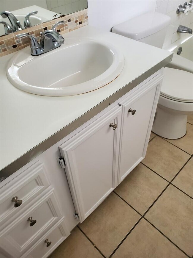 Building Photo - 907 Fairway Green Cove