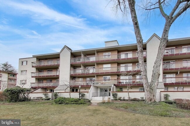 Building Photo - 7420 Lakeview Dr