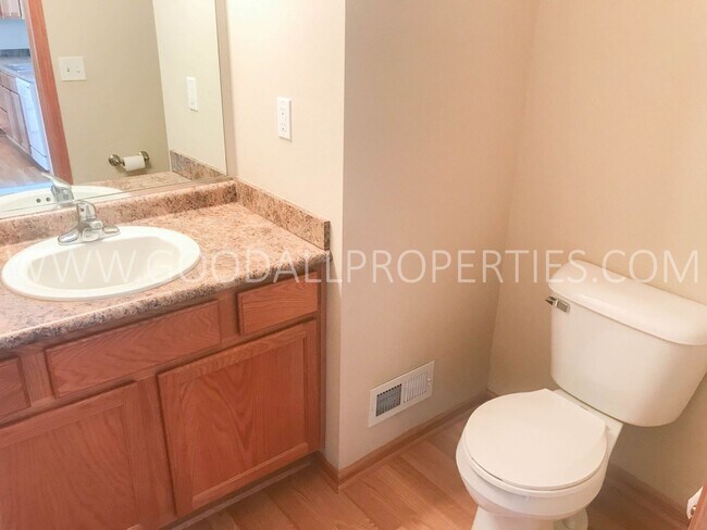 Building Photo - 2 Bedroom, 2.5 Bath Townhome in Urbandale with an attached two car garage.