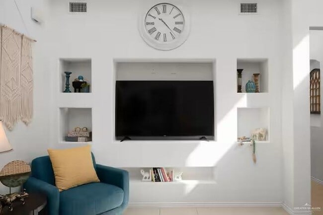 Building Photo - 23 S 5th St