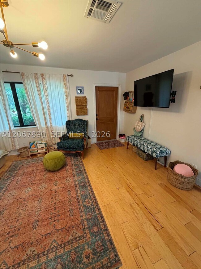 Building Photo - 401 SE 3rd Ct