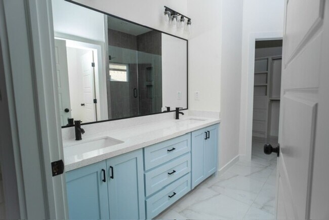 Building Photo - Spacious 4BR House in Mission