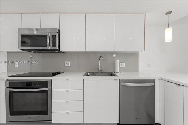 Building Photo - 1000 West Ave