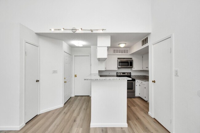 Building Photo - 10855 Meadowglen Ln
