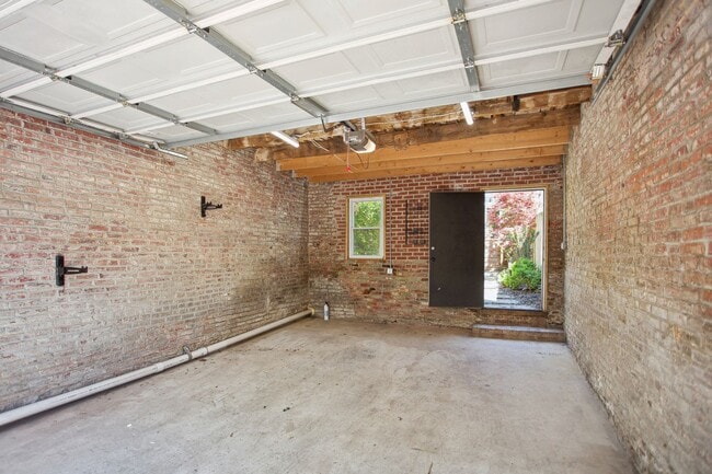 Building Photo - Available Now! // 3 Bedroom 2.5 Bathroom T...