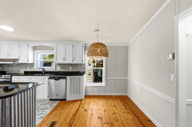 Building Photo - 215 Lee Pl