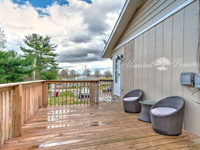 Building Photo - Quiet and convenient 3 Bedroom, 1 Bathroom apartment at our Oakland Duplex – Johnson City, TN