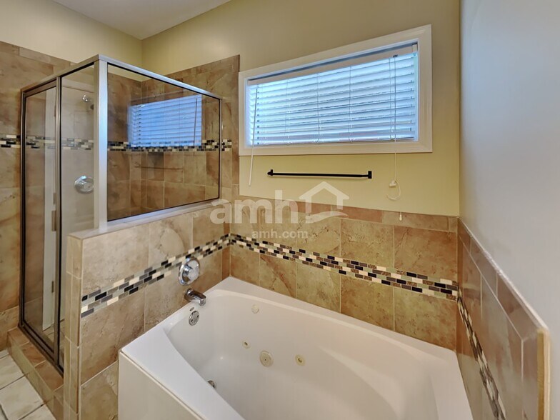 Building Photo - 9846 Alexanders Ridge Dr